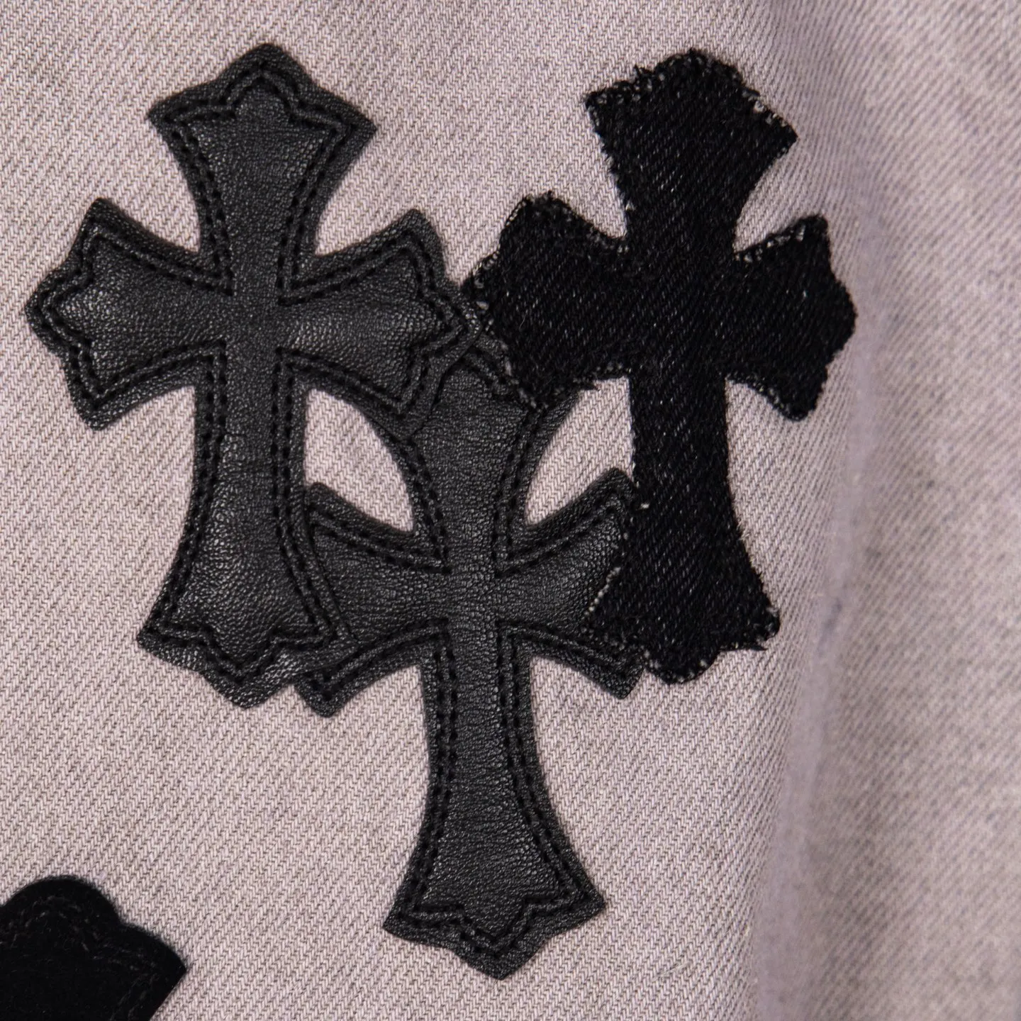 P290 Chrome Hearts Gray Cow King Jeans Multi-Leather Standard Work Jeans CH Jeans All need to be washed and then disassembled and hand-stitched with sheepskin cross leather and then spliced to complete. The whole process is too complicated to describe. About Chrome Hearts This is an extremely luxurious fashion brand that can also be called the aristocracy of the high street. It has always been an exclusive brand for some hipsters or the second generation of rich people. Compared with ordinary high streets, it is more luxurious and noble. Compared with luxury brands, it is more fashionable and individual. It has always been a brand that I have a special liking for. Style number: 1763# Color: Gray Size: 28 30 32 34 36
